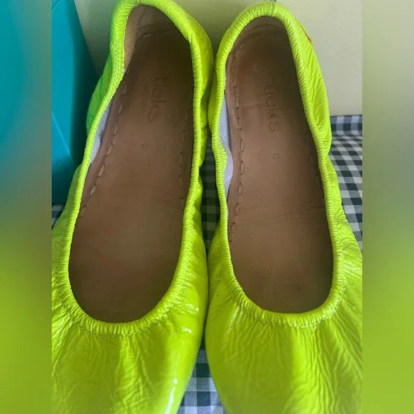 Tieks patent ballet flats  neon yellow size 8 EUC - Picture 3 of 9